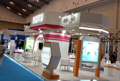 Booth Pameran Kosme Trade Expo Indonesia dengan design pameran menarik.